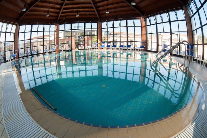 Pool 10 of 35