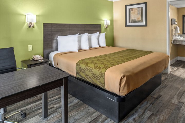 1 Queen Bed (8 of 9)