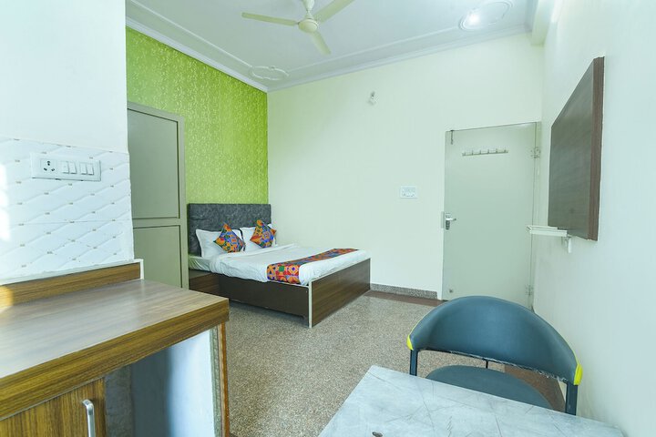 Room 10 of 32