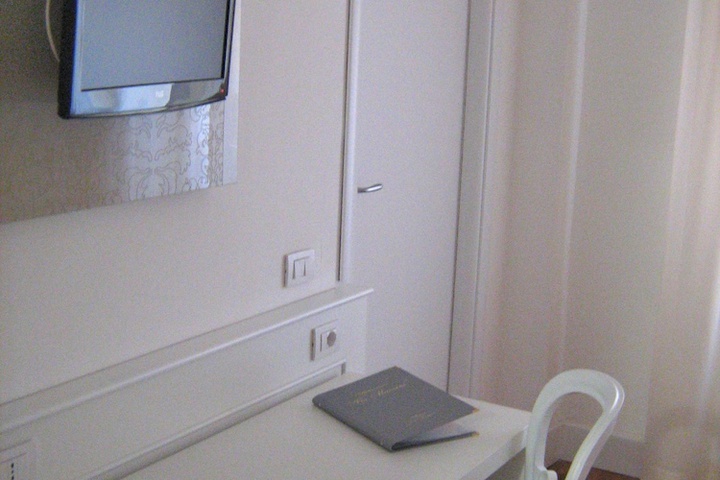 Room 6 of 15