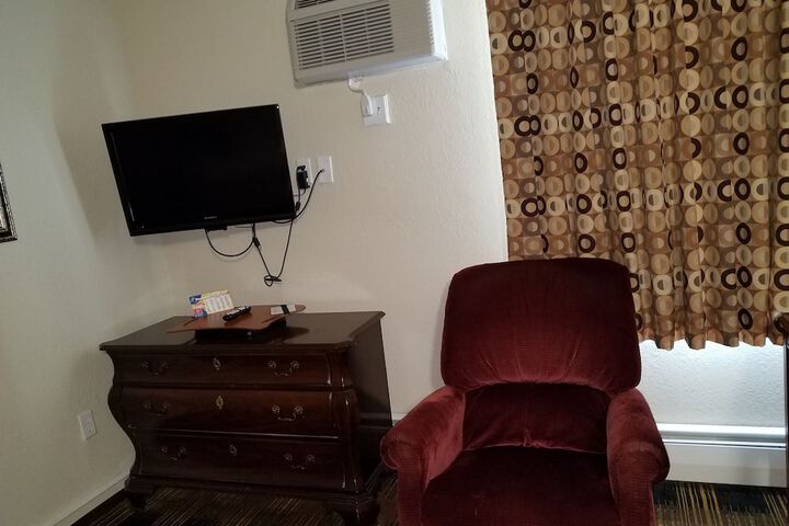 1 King Bed (10 of 10)