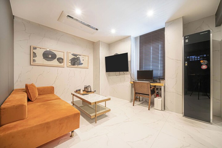 Room 13 of 28