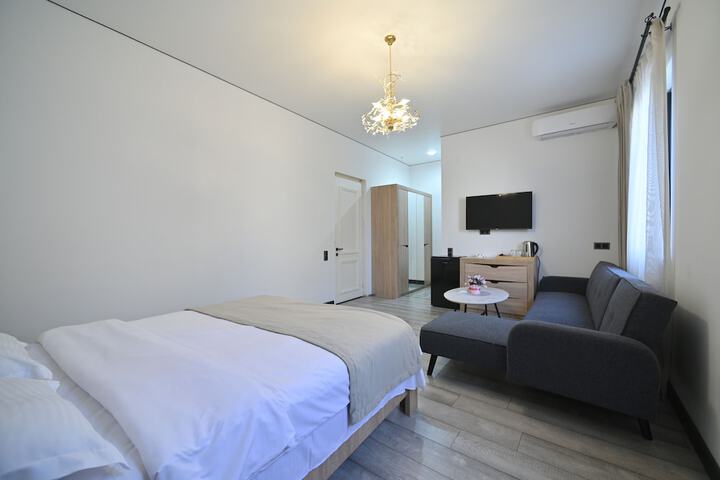 Room 6 of 33