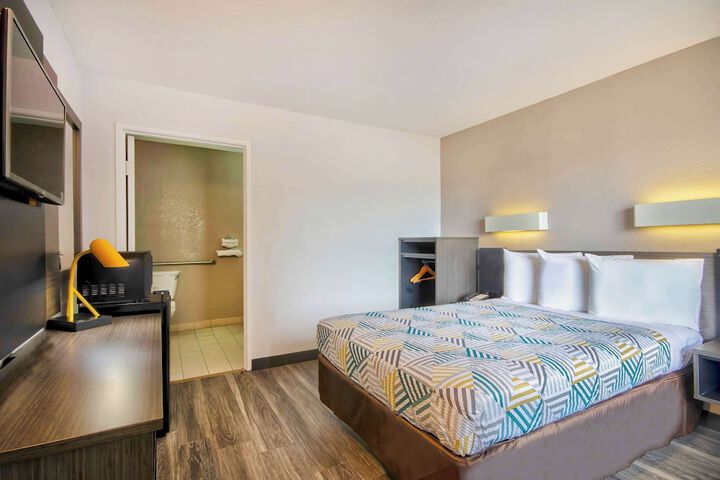 Deluxe Room 2 Double Beds Refrigerator, Microwave (6 of 14)