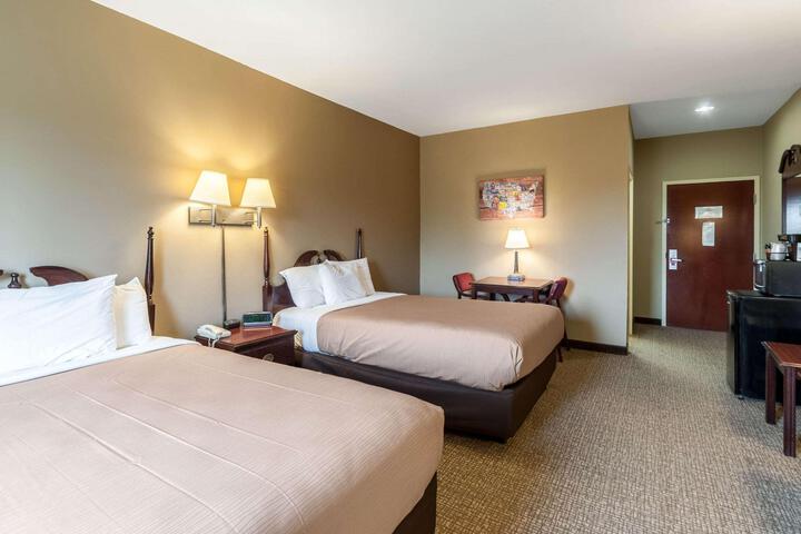 1 Queen Bed (10 of 10)