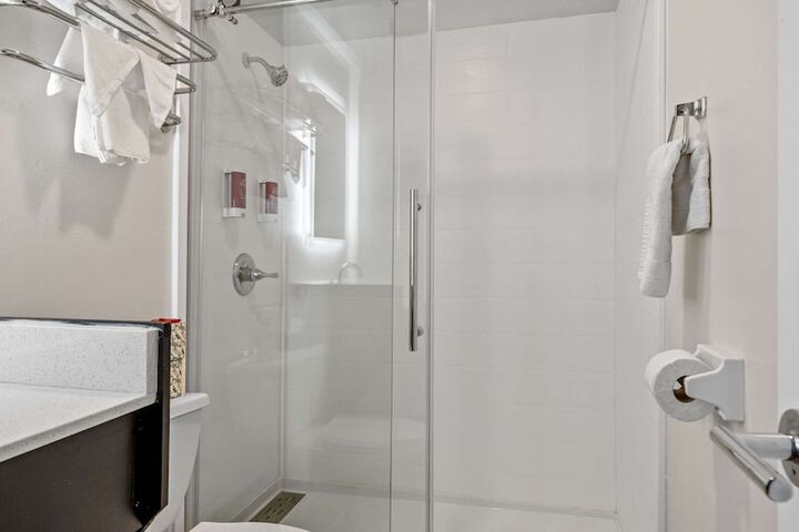 2 Double Beds Microwave and Refrigerator Flat Screen Television Work Desk High Speed Internet Accessible Continental Breakfast (17 of 32)