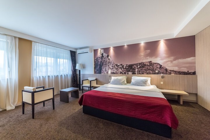 Room 27 of 103