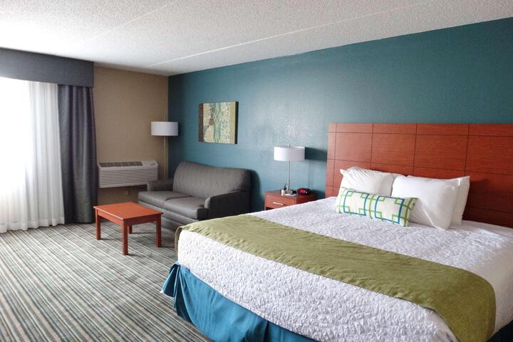 1 King Accessible Comms Assist Bathtub Microwave, Refrigerator Sofa Bed Full Breakfast (16 of 19)