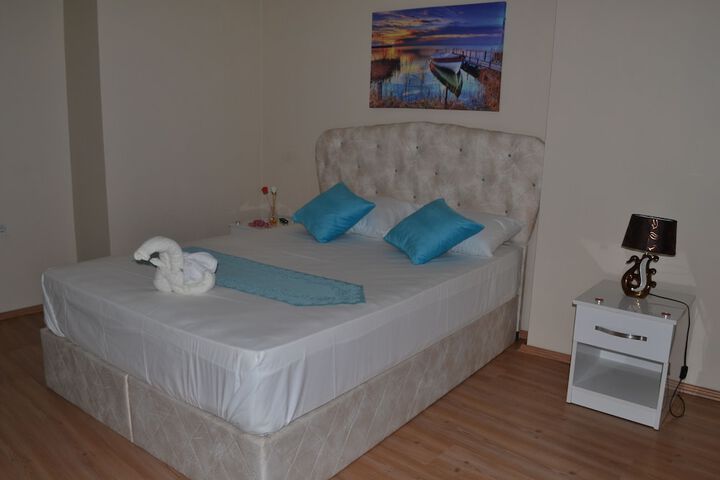 Room 6 of 28