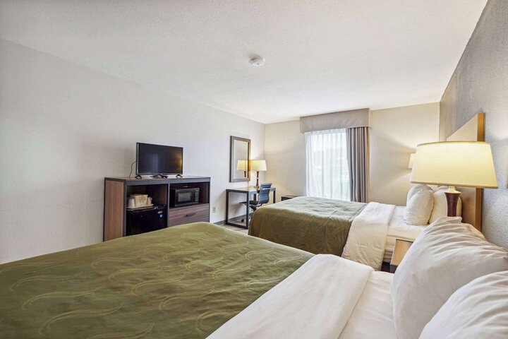 2 Queen Beds (8 of 9)