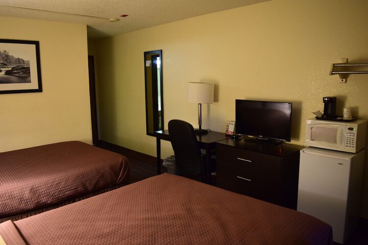 1 Queen Bed (20 of 22)