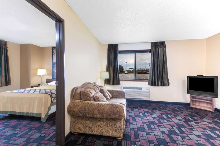 1 Queen Bed (12 of 12)