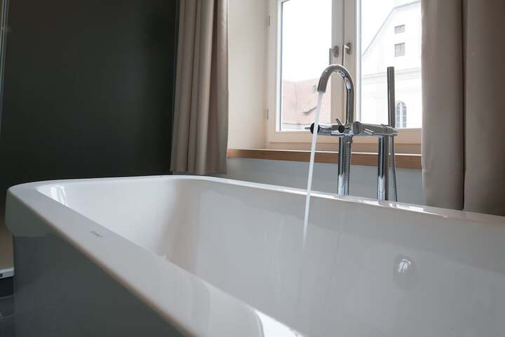 Deep soaking bathtub