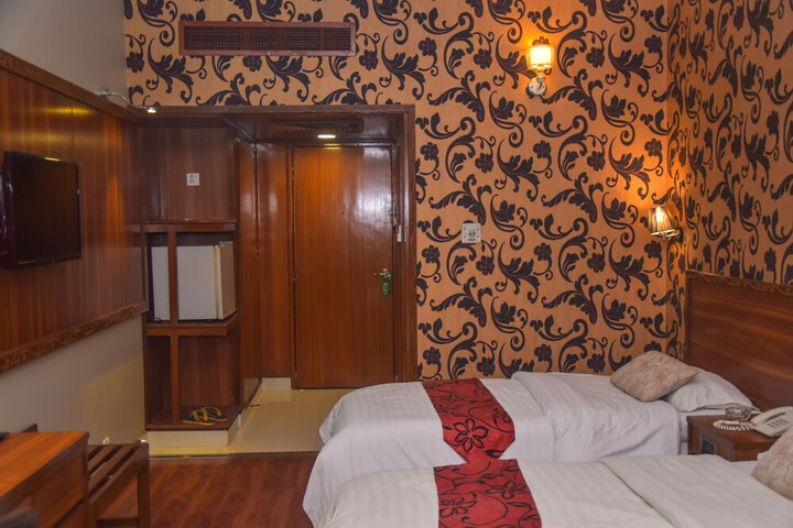 Room 10 of 27