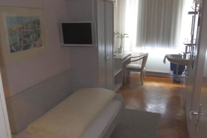 Room 4 of 12