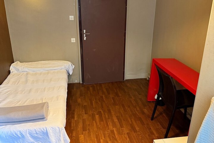 Room 5 of 8