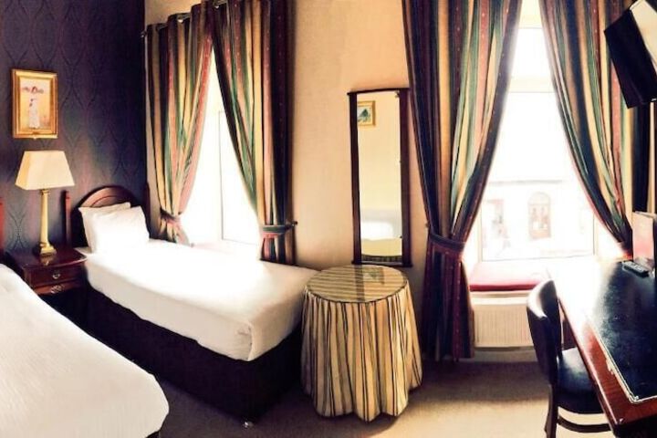 Room 5 of 33