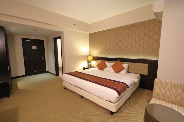 Room 8 of 66