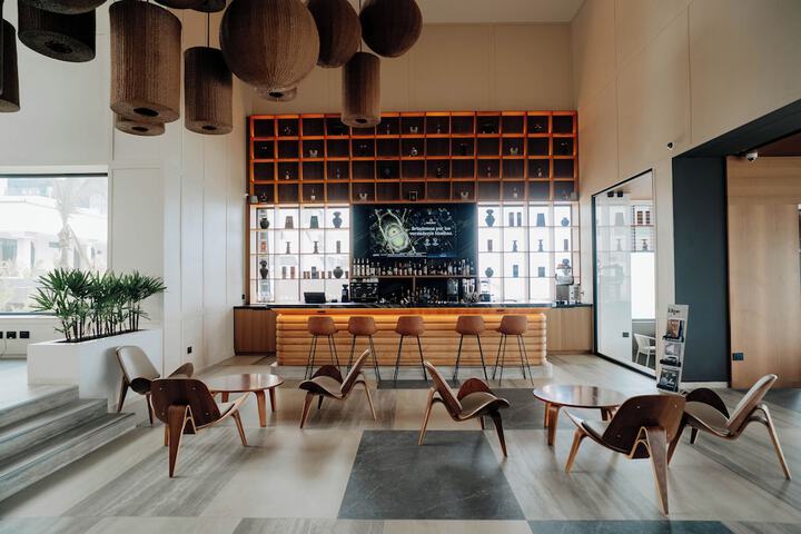 Lounge 54 of 77