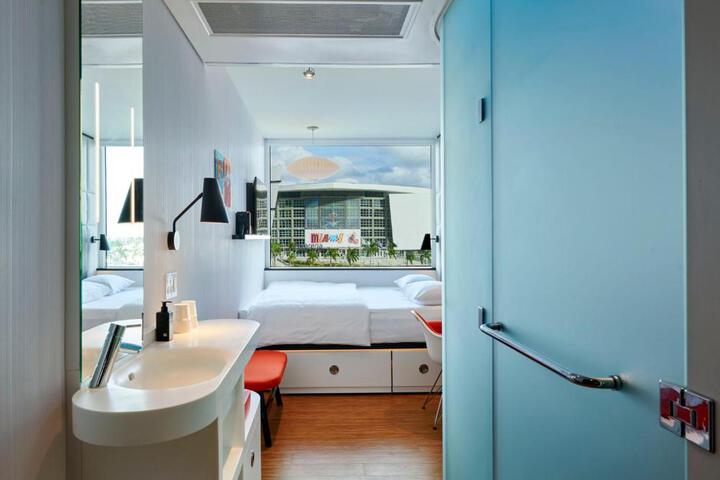 1 King Bed (3 of 10)