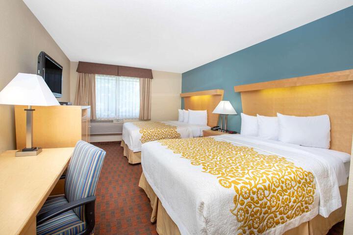 1 Queen Bed (2 of 19)