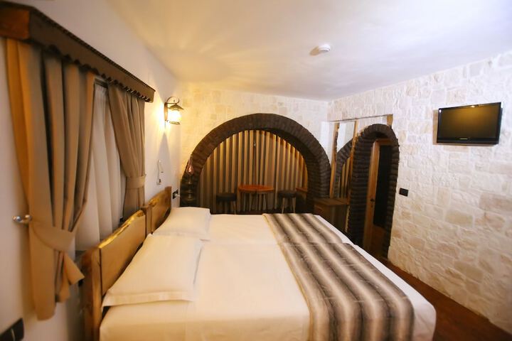 Room 3 of 44