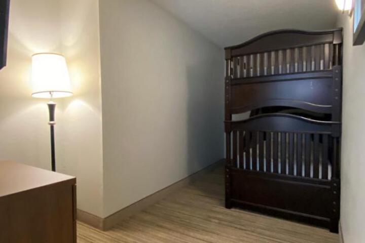 2 Queen Beds (12 of 22)