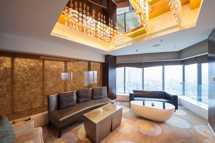 Lounge 24 of 47