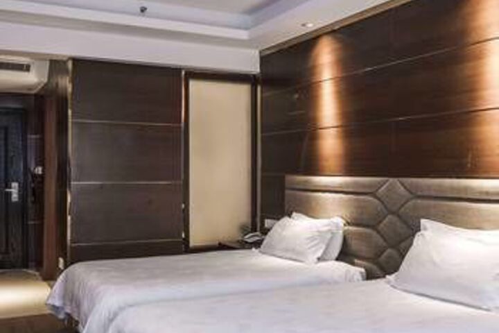 Room 6 of 8