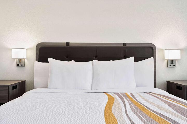 1 King Bed (5 of 21)
