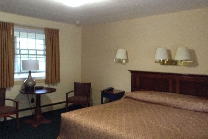 Basic Room 1 King Bed (11 of 14)