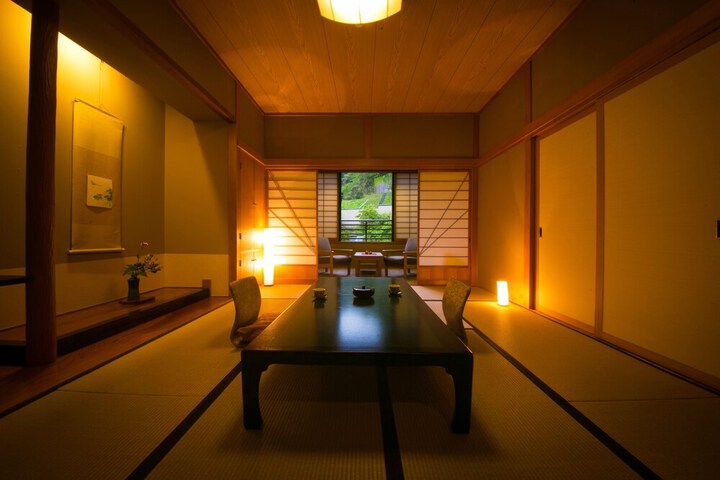 Room 16 of 80