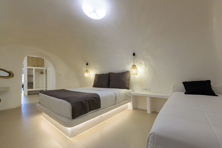 Room 12 of 102