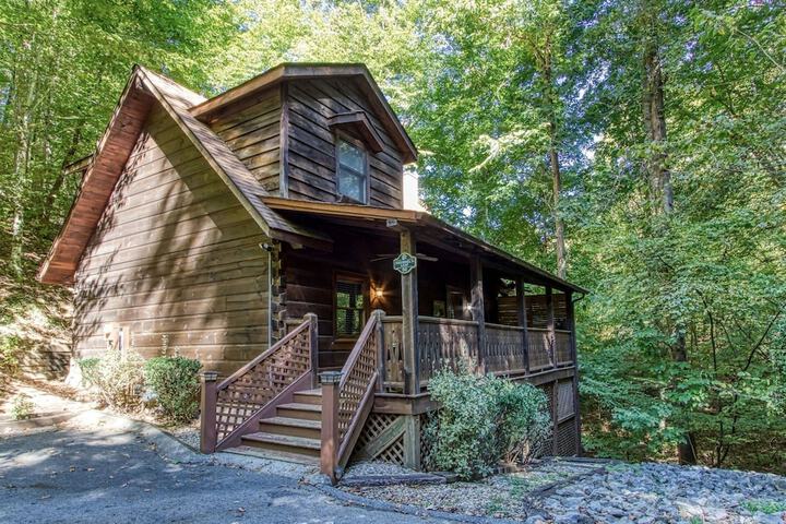 Er96 - Squirrels Leap - Great Location! Close To Town! 2 Bedroom Cabin by RedAwning in Pigeon Forge, TN