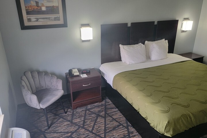 1 King Bed (8 of 16)
