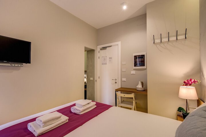 Room 9 of 32
