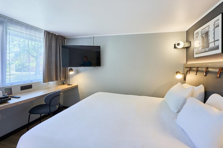 Room 9 of 42