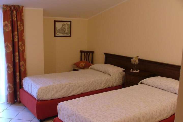 Room 6 of 34