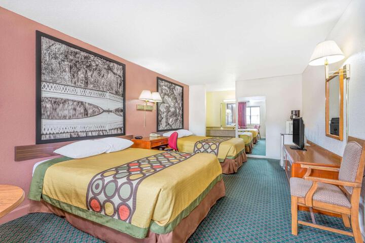 2 Queen Beds (1 of 5)