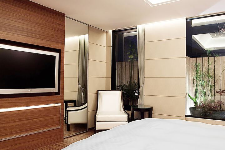Room 6 of 18