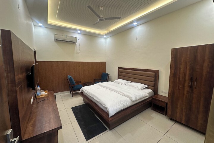 Room 6 of 20