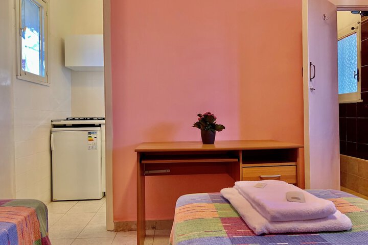 Room 9 of 80