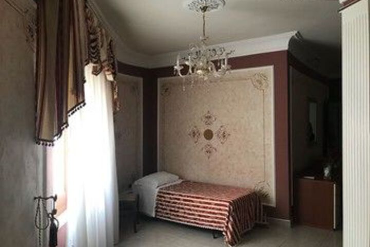 Room 10 of 20