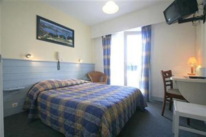 Room 6 of 18