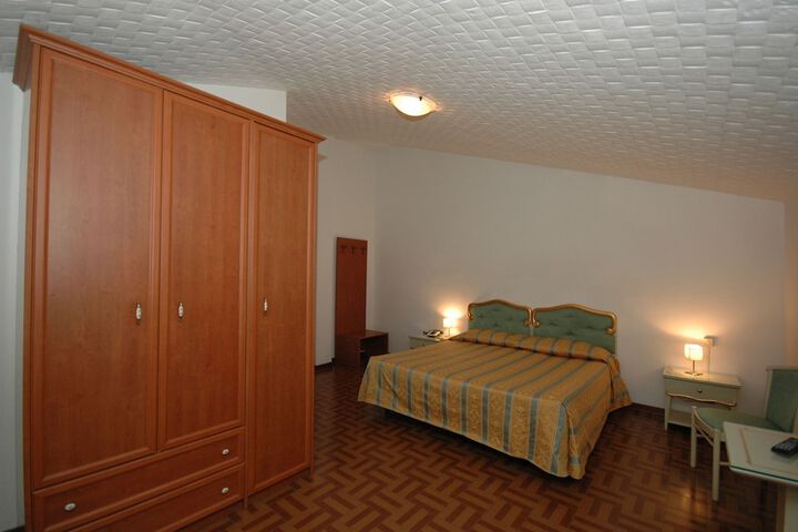Room 6 of 17