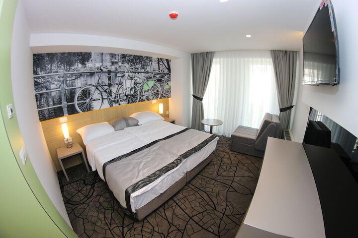 Room 17 of 34