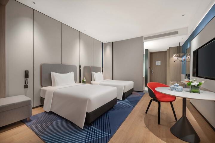 Room 15 of 96