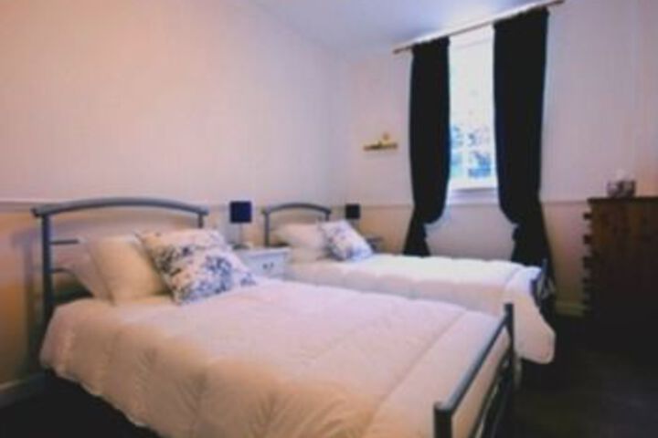 Room 6 of 18