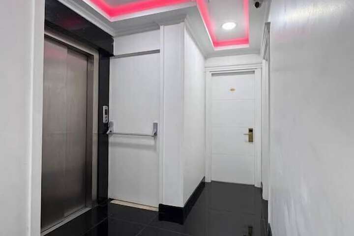 Ballroom/Hall 36 of 42
