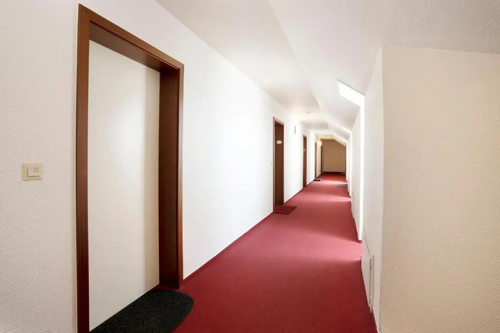 Room 7 of 16